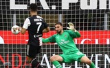 [ẢNH] Ronaldo lu mờ và gục ngã trước Ibrahimovic