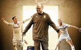 [ẢNH] CĐV ăn mừng điên cuồng, đập phá ô tô khi Leeds United lên hạng