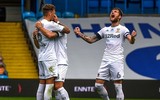 [ẢNH] CĐV ăn mừng điên cuồng, đập phá ô tô khi Leeds United lên hạng