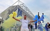 [ẢNH] CĐV ăn mừng điên cuồng, đập phá ô tô khi Leeds United lên hạng