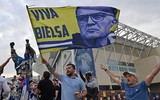 [ẢNH] CĐV ăn mừng điên cuồng, đập phá ô tô khi Leeds United lên hạng