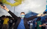 [ẢNH] CĐV ăn mừng điên cuồng, đập phá ô tô khi Leeds United lên hạng