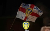 [ẢNH] CĐV ăn mừng điên cuồng, đập phá ô tô khi Leeds United lên hạng
