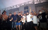 [ẢNH] CĐV ăn mừng điên cuồng, đập phá ô tô khi Leeds United lên hạng