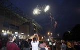 [ẢNH] CĐV ăn mừng điên cuồng, đập phá ô tô khi Leeds United lên hạng