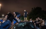 [ẢNH] CĐV ăn mừng điên cuồng, đập phá ô tô khi Leeds United lên hạng