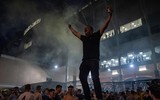 [ẢNH] CĐV ăn mừng điên cuồng, đập phá ô tô khi Leeds United lên hạng