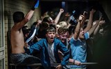 [ẢNH] CĐV ăn mừng điên cuồng, đập phá ô tô khi Leeds United lên hạng