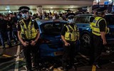 [ẢNH] CĐV ăn mừng điên cuồng, đập phá ô tô khi Leeds United lên hạng