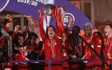 [ẢNH] Mở tiệc bàn thắng trước Chelsea, Liverpool lần đầu nâng cúp vô địch Premier League