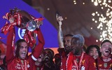 [ẢNH] Mở tiệc bàn thắng trước Chelsea, Liverpool lần đầu nâng cúp vô địch Premier League