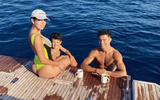 [ẢNH] Trên siêu du thuyền Ronaldo đưa bạn gái xinh đẹp đi nghỉ có gì?