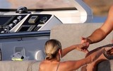 [ẢNH] Ronaldo quấn quýt bên bạn gái kém 15 tuổi trên du thuyền