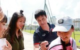 Thầy trò Hữu Thắng cười tươi rói khi ký tặng lên vai các fan nữ