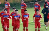 Thầy trò Hữu Thắng cười tươi rói khi ký tặng lên vai các fan nữ