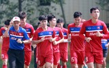 Thầy trò Hữu Thắng cười tươi rói khi ký tặng lên vai các fan nữ