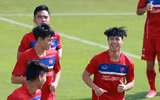 Thầy trò Hữu Thắng cười tươi rói khi ký tặng lên vai các fan nữ