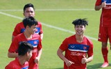 Thầy trò Hữu Thắng cười tươi rói khi ký tặng lên vai các fan nữ