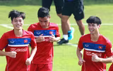 Thầy trò Hữu Thắng cười tươi rói khi ký tặng lên vai các fan nữ