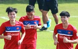 Thầy trò Hữu Thắng cười tươi rói khi ký tặng lên vai các fan nữ