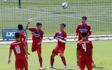 Thầy trò Hữu Thắng cười tươi rói khi ký tặng lên vai các fan nữ