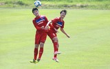 Thầy trò Hữu Thắng cười tươi rói khi ký tặng lên vai các fan nữ