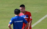 Thầy trò Hữu Thắng cười tươi rói khi ký tặng lên vai các fan nữ