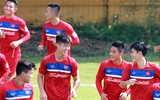 Thầy trò Hữu Thắng cười tươi rói khi ký tặng lên vai các fan nữ