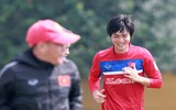 Thầy trò Hữu Thắng cười tươi rói khi ký tặng lên vai các fan nữ