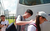 Thầy trò Hữu Thắng cười tươi rói khi ký tặng lên vai các fan nữ