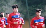 Thầy trò Hữu Thắng cười tươi rói khi ký tặng lên vai các fan nữ