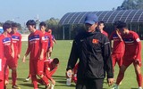 HLV Hữu Thắng cho học trò đua tốc độ, làm quen sân tập Mokpo
