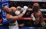 Khoảnh khắc Mayweather phản đòn hạ gục McGregor trong 