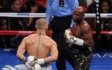Khoảnh khắc Mayweather phản đòn hạ gục McGregor trong 
