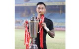 Thủ môn điển trai Nguyễn Hoài Anh tung ảnh cưới lãng mạn chụp trên sân Cẩm Phả