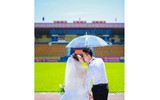 Thủ môn điển trai Nguyễn Hoài Anh tung ảnh cưới lãng mạn chụp trên sân Cẩm Phả