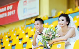 Thủ môn điển trai Nguyễn Hoài Anh tung ảnh cưới lãng mạn chụp trên sân Cẩm Phả
