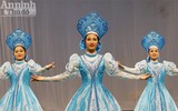 [ẢNH] Nữ diễn viên xiếc phô diễn hình thể trước buổi công diễn đặc biệt