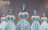 [ẢNH] Nữ diễn viên xiếc phô diễn hình thể trước buổi công diễn đặc biệt