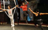 Hình ảnh hậu trường ít thấy của nghệ sỹ xiếc trước giờ sân khấu sáng đèn