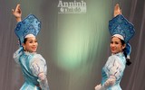 [ẢNH] Nữ diễn viên xiếc phô diễn hình thể trước buổi công diễn đặc biệt