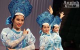 [ẢNH] Nữ diễn viên xiếc phô diễn hình thể trước buổi công diễn đặc biệt