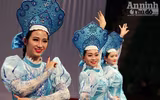 [ẢNH] Nữ diễn viên xiếc phô diễn hình thể trước buổi công diễn đặc biệt
