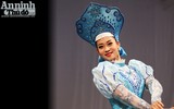 [ẢNH] Nữ diễn viên xiếc phô diễn hình thể trước buổi công diễn đặc biệt