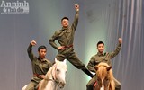 [ẢNH] Nữ diễn viên xiếc phô diễn hình thể trước buổi công diễn đặc biệt