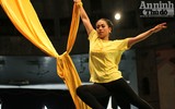 [ẢNH] Nữ diễn viên xiếc phô diễn hình thể trước buổi công diễn đặc biệt