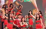 [ẢNH] Nữ sinh Hà thành khoe tài sắc qua các tiết mục biểu diễn đặc sắc