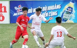 Nữ sinh tạo sắc màu sống động trên khán đài Hàng Đẫy