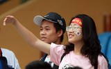 Nữ sinh tạo sắc màu sống động trên khán đài Hàng Đẫy