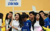 Nữ sinh tạo sắc màu sống động trên khán đài Hàng Đẫy